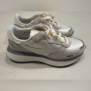 Nike women’s phoenix waffle sneaker